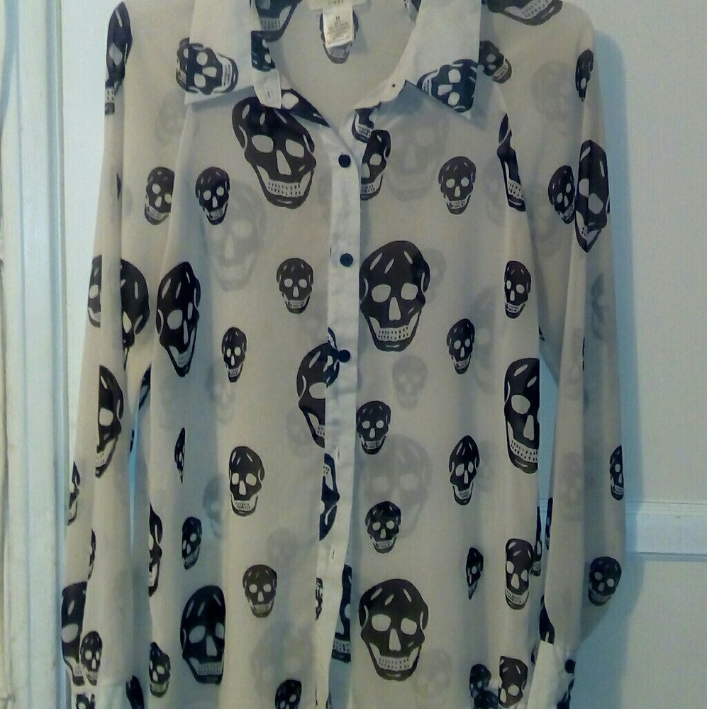 NWOT HI-LOW Sheer Skull Top Size M